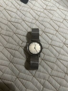 Skagen womens Silver Mesh Bracelet Watch - Silver Dial needs a battery